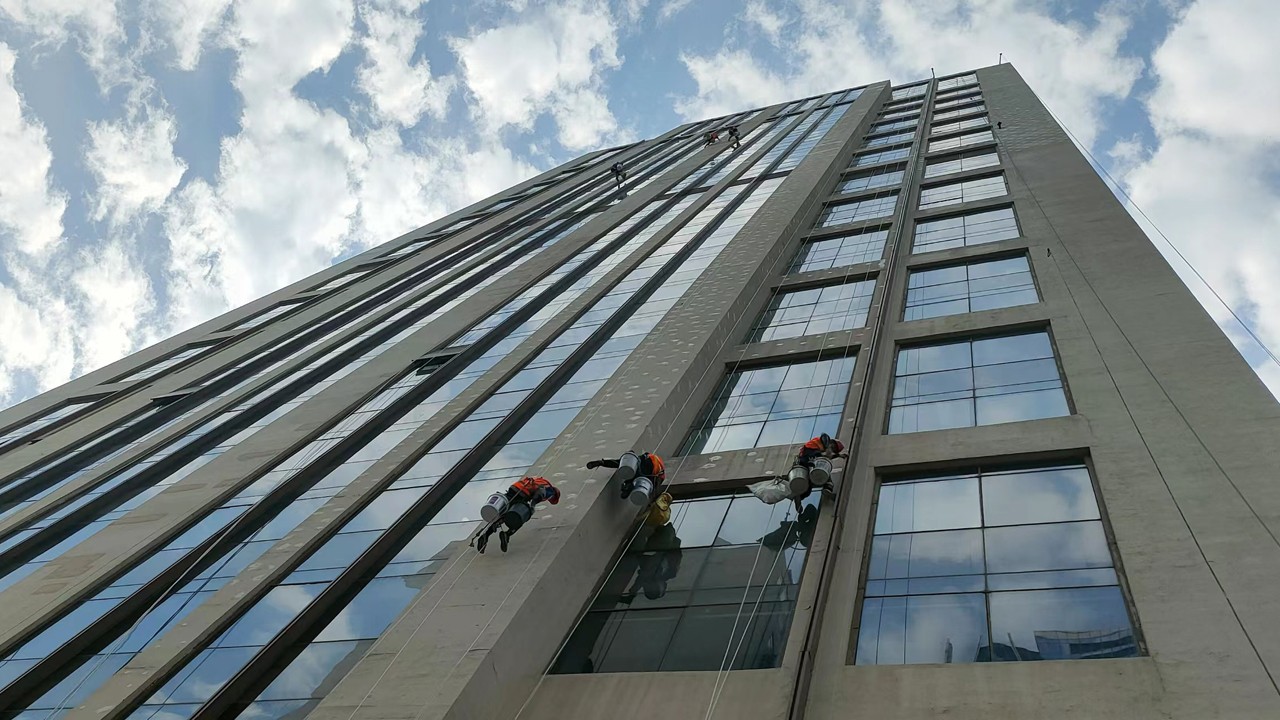 清洁服务温馨提示：成都外墙清洗工作的安全事项